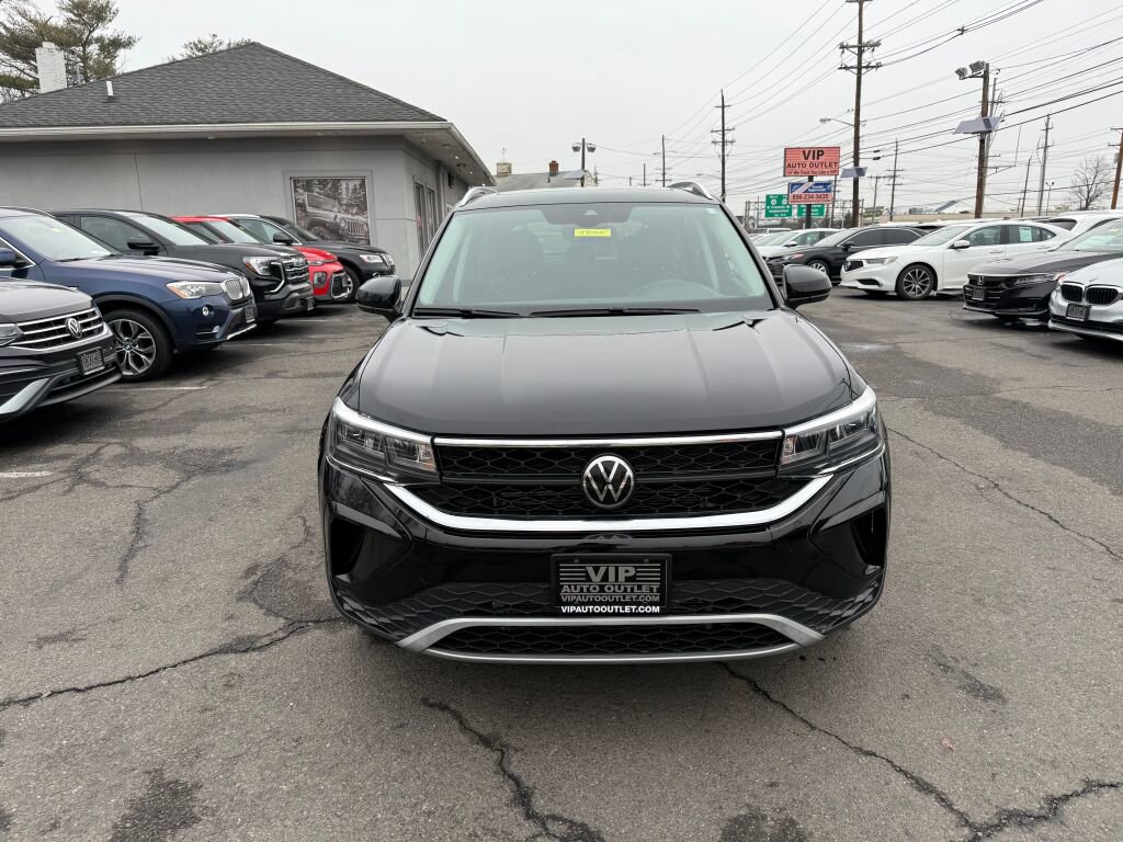Used 2023 Volkswagen Taos SE w/ Panoramic Sunroof Package AWD/4WD image 2