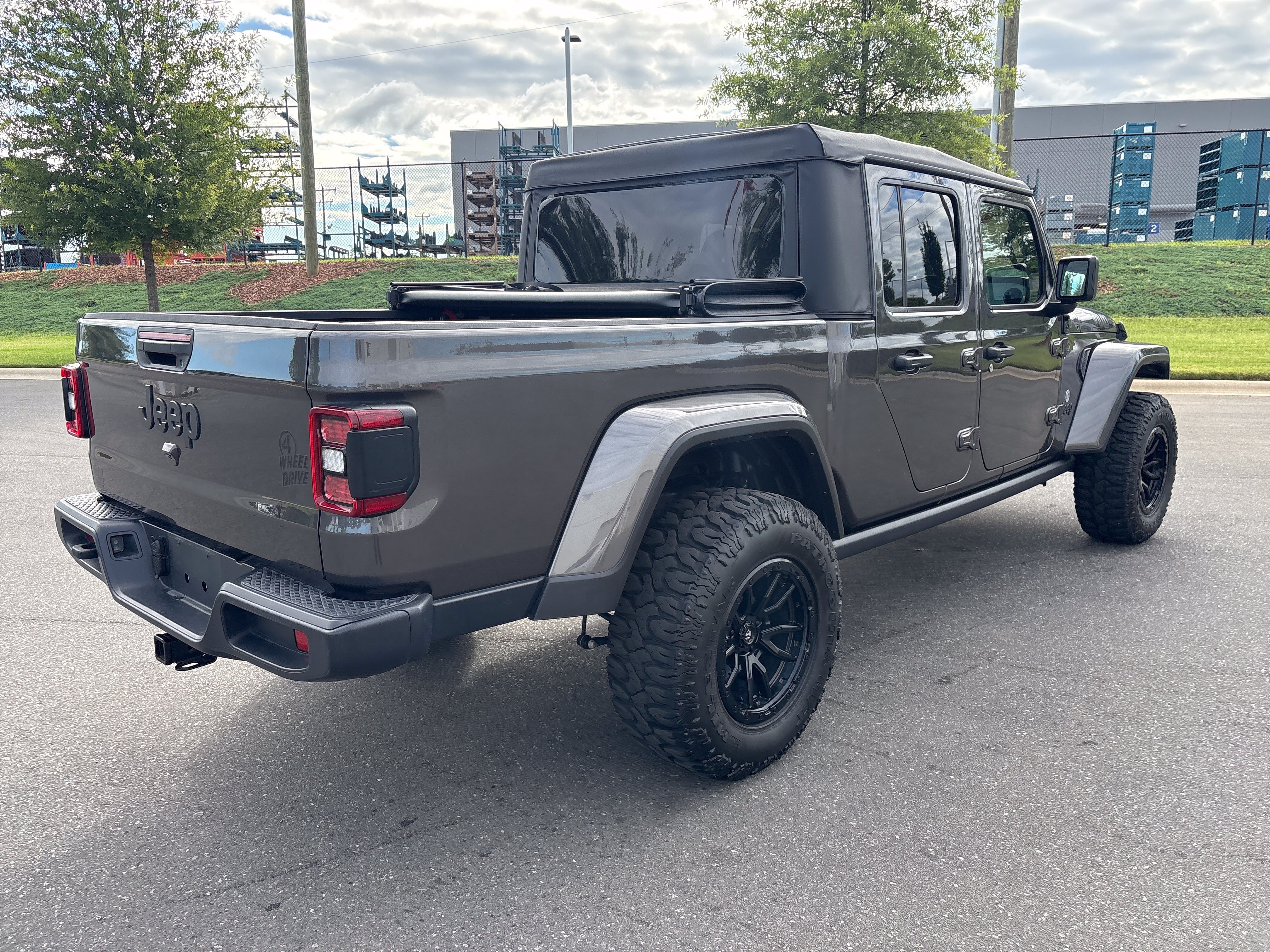 Certified 2025 Jeep Gladiator Sport AWD/4WD image 9