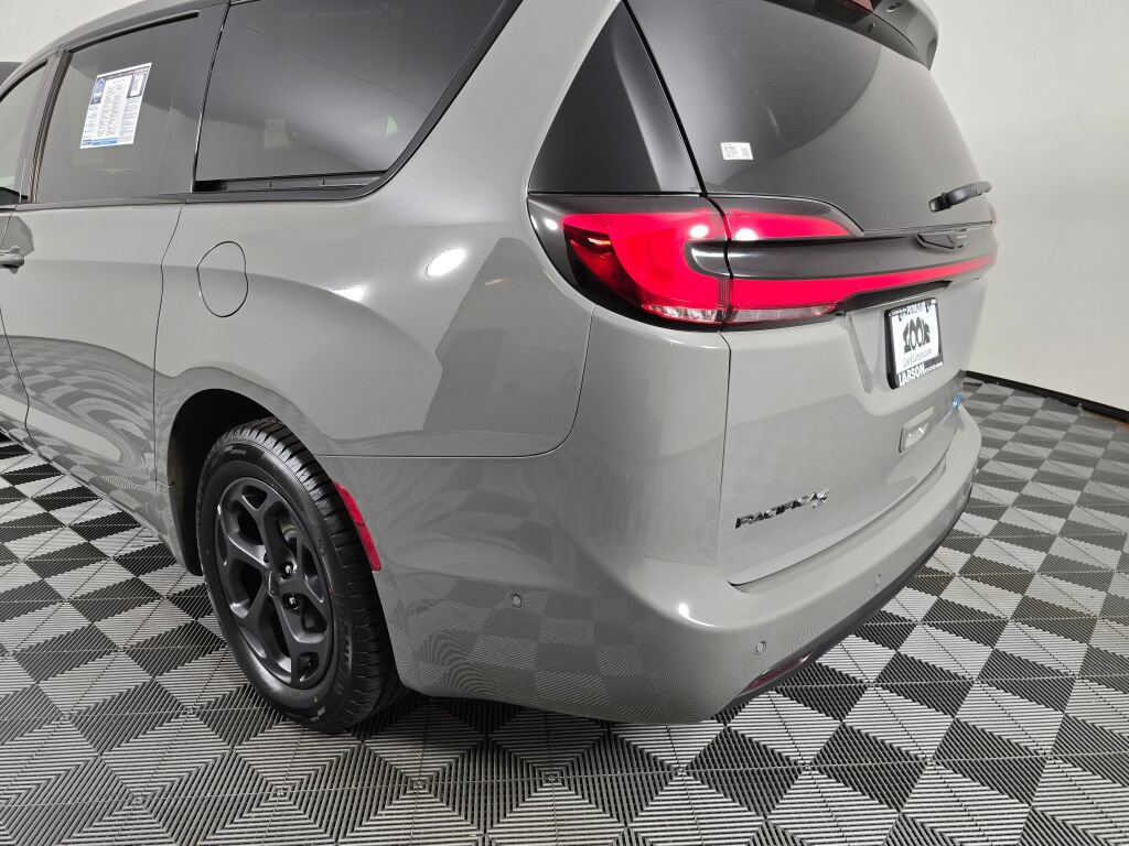 Used 2023 Chrysler Pacifica Limited w/ Uconnect Theater Family Group FWD image 12