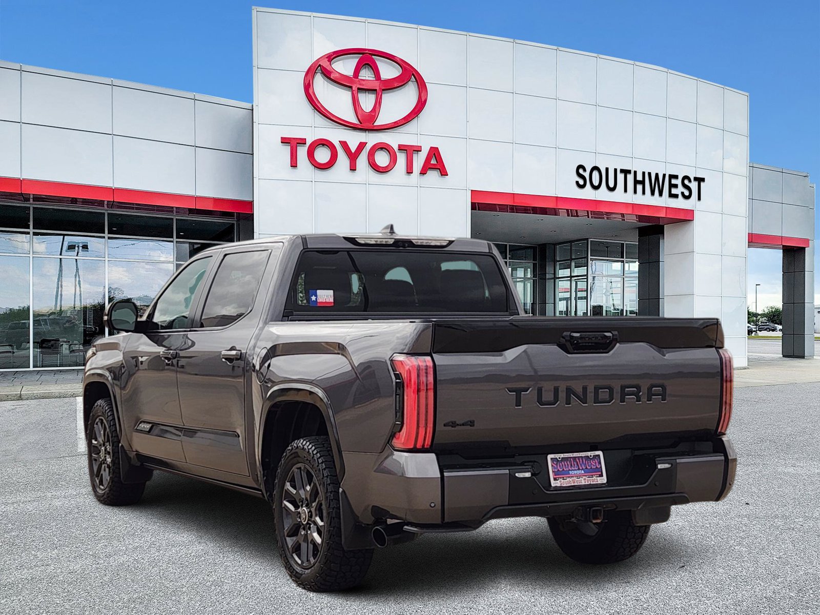 Used 2024 Toyota Tundra Platinum AWD/4WD image 4
