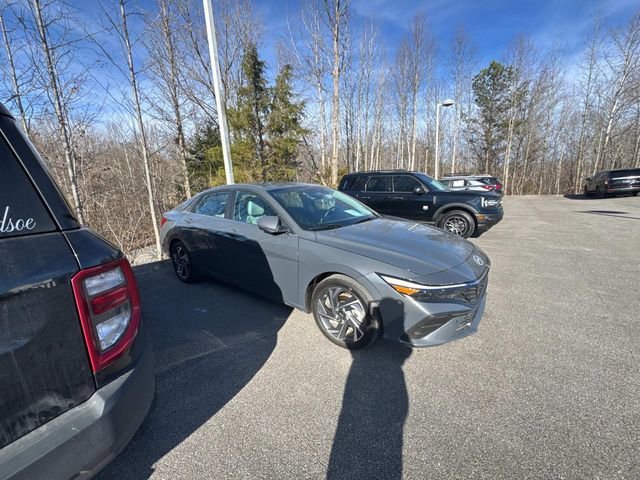 Used 2024 Hyundai Elantra Limited image 3