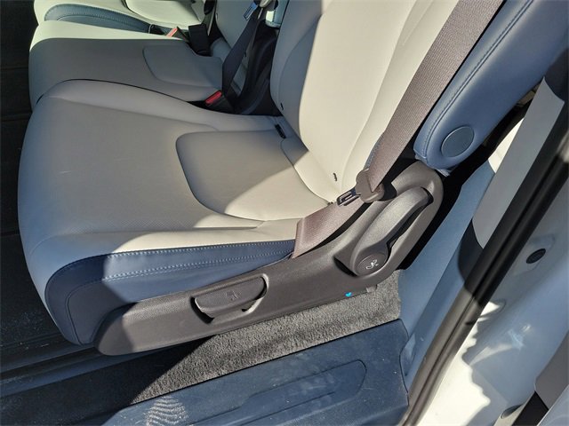 Used 2025 Kia Carnival EX image 32