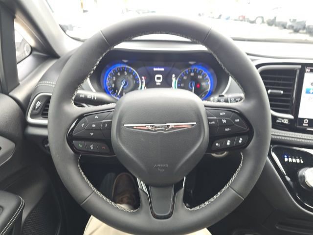 Certified 2024 Chrysler Pacifica Touring-L w/ S Appearance Package image 16