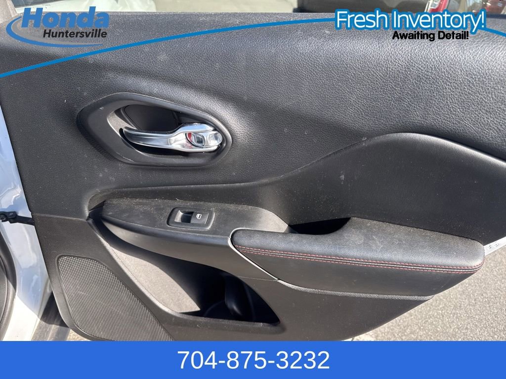 Used 2019 Jeep Cherokee Trailhawk image 16