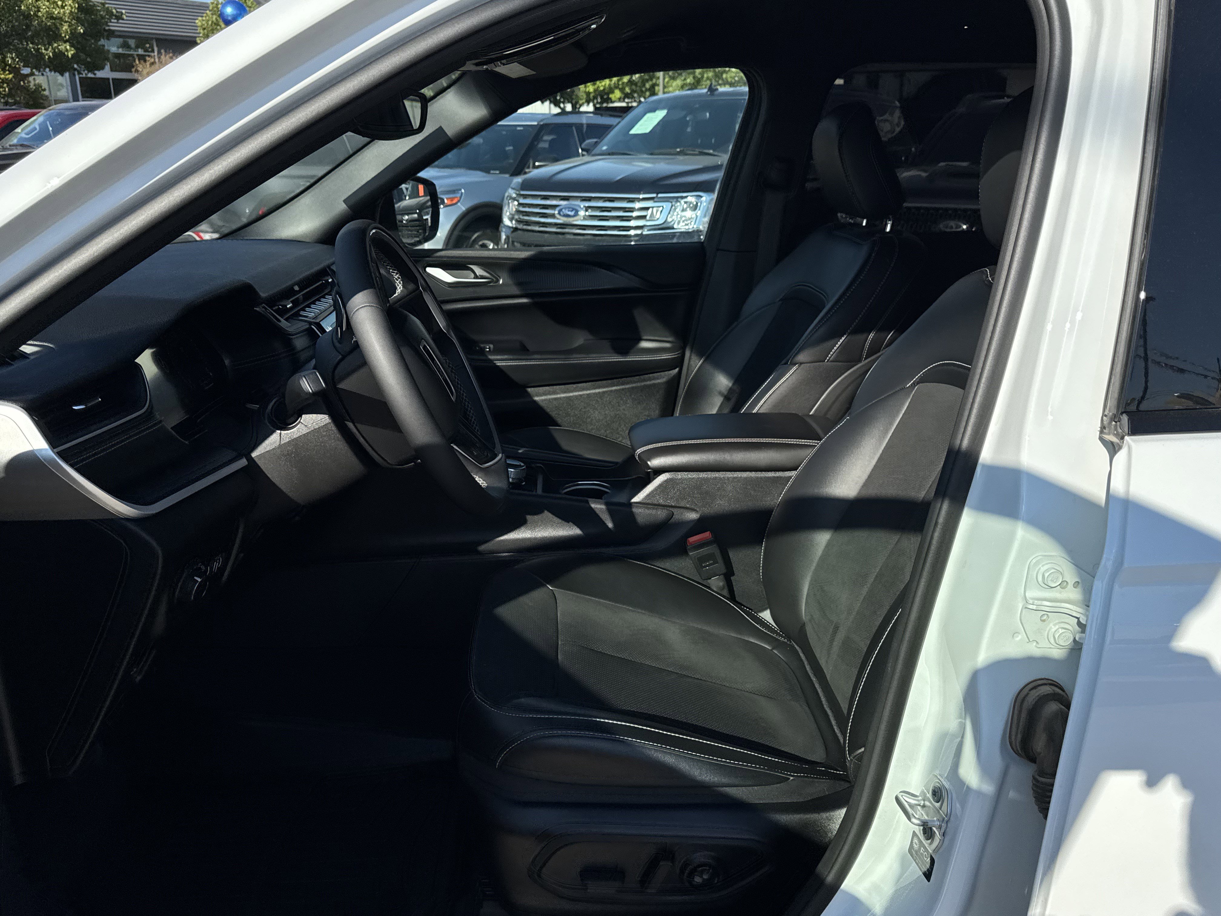 Used 2024 Jeep Grand Cherokee L Laredo image 16