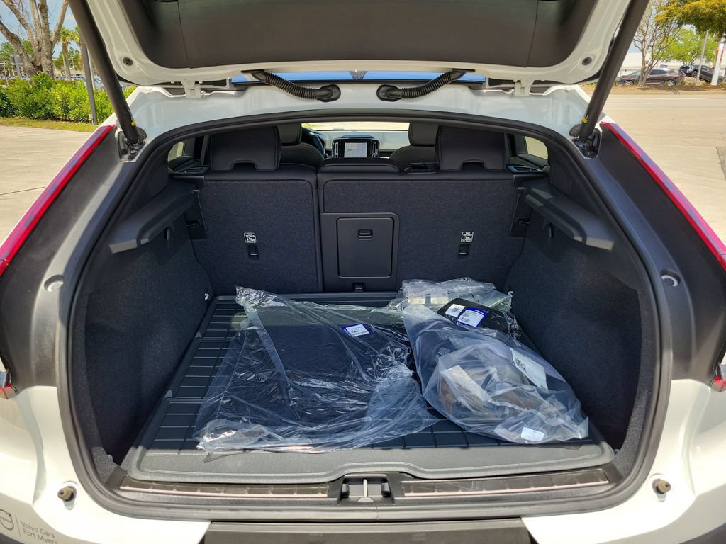 New 2024 Volvo C40 Recharge Core w/ Climate Package AWD/4WD image 3