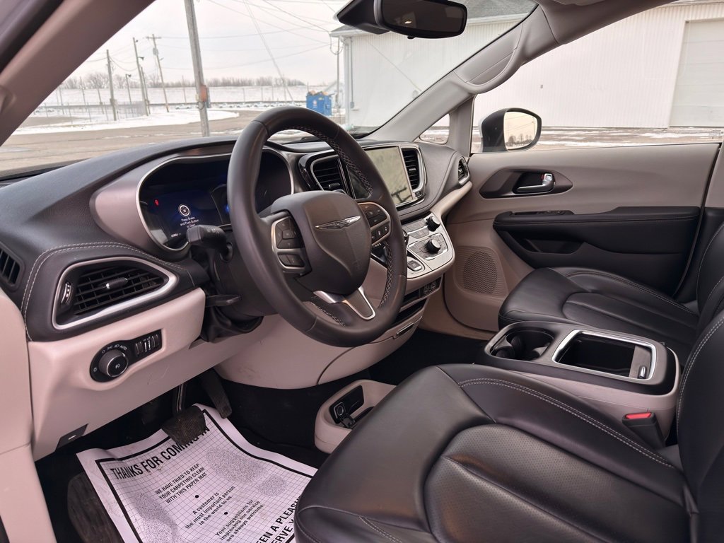 Used 2023 Chrysler Pacifica Touring-L image 20