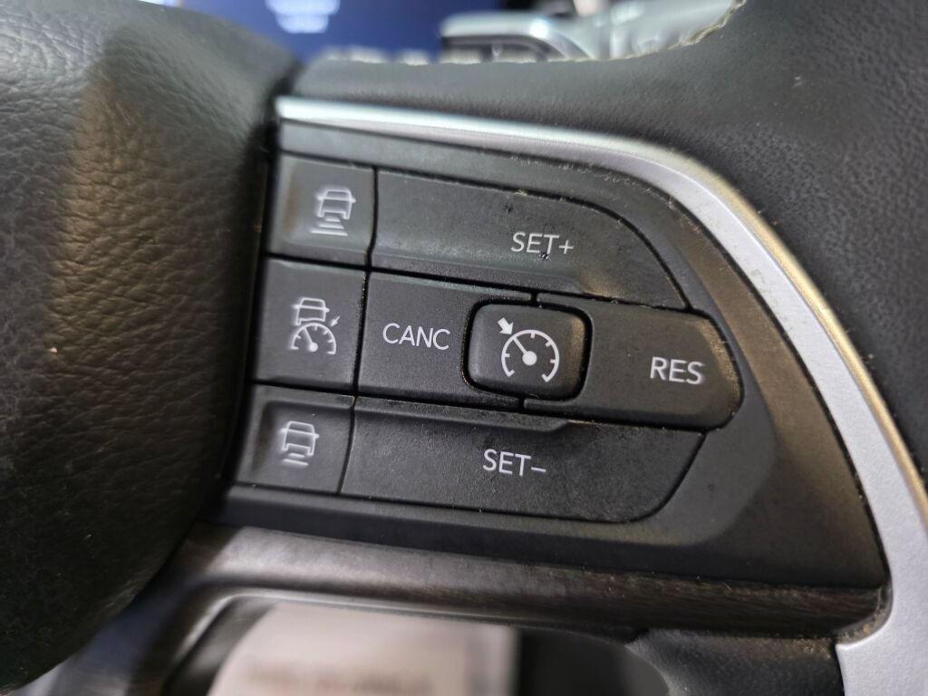 Used 2025 Jeep Grand Cherokee L Limited AWD/4WD image 16