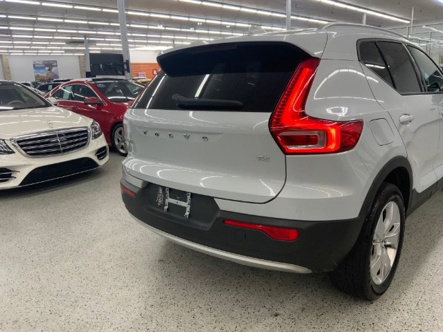 Used 2022 Volvo XC40 T4 Momentum image 38
