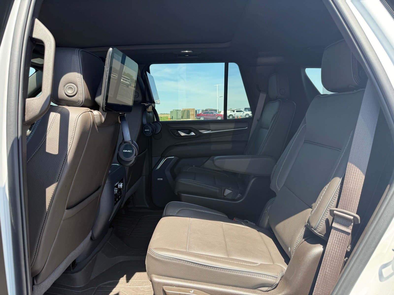 Used 2024 GMC Yukon Denali w/ Advanced Technology Package AWD/4WD image 11