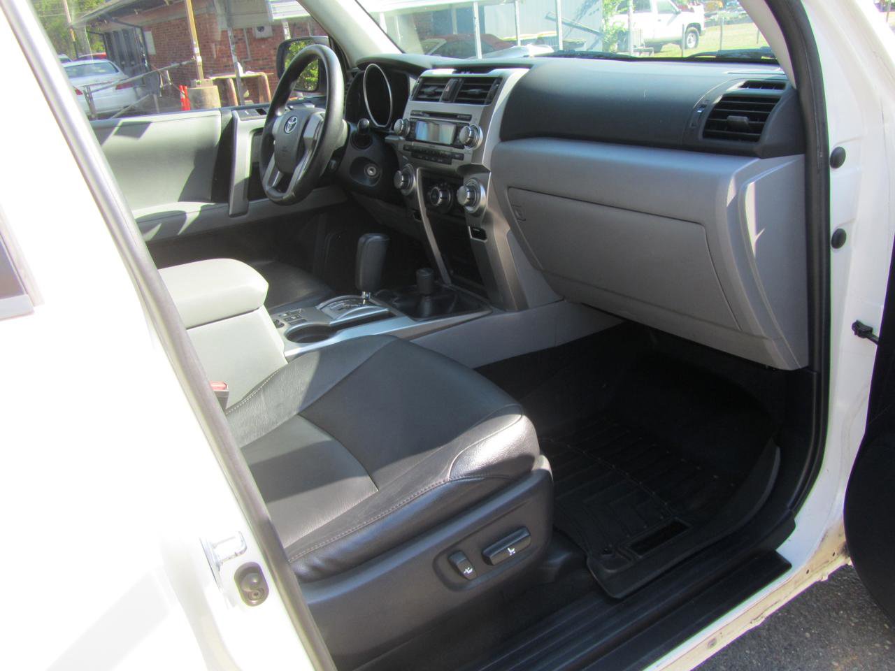 Used 2011 Toyota 4Runner SR5 AWD/4WD image 21