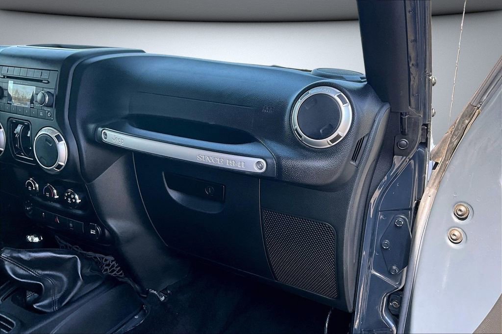 Used 2017 Jeep Wrangler Unlimited Sahara w/ Connectivity Group image 25
