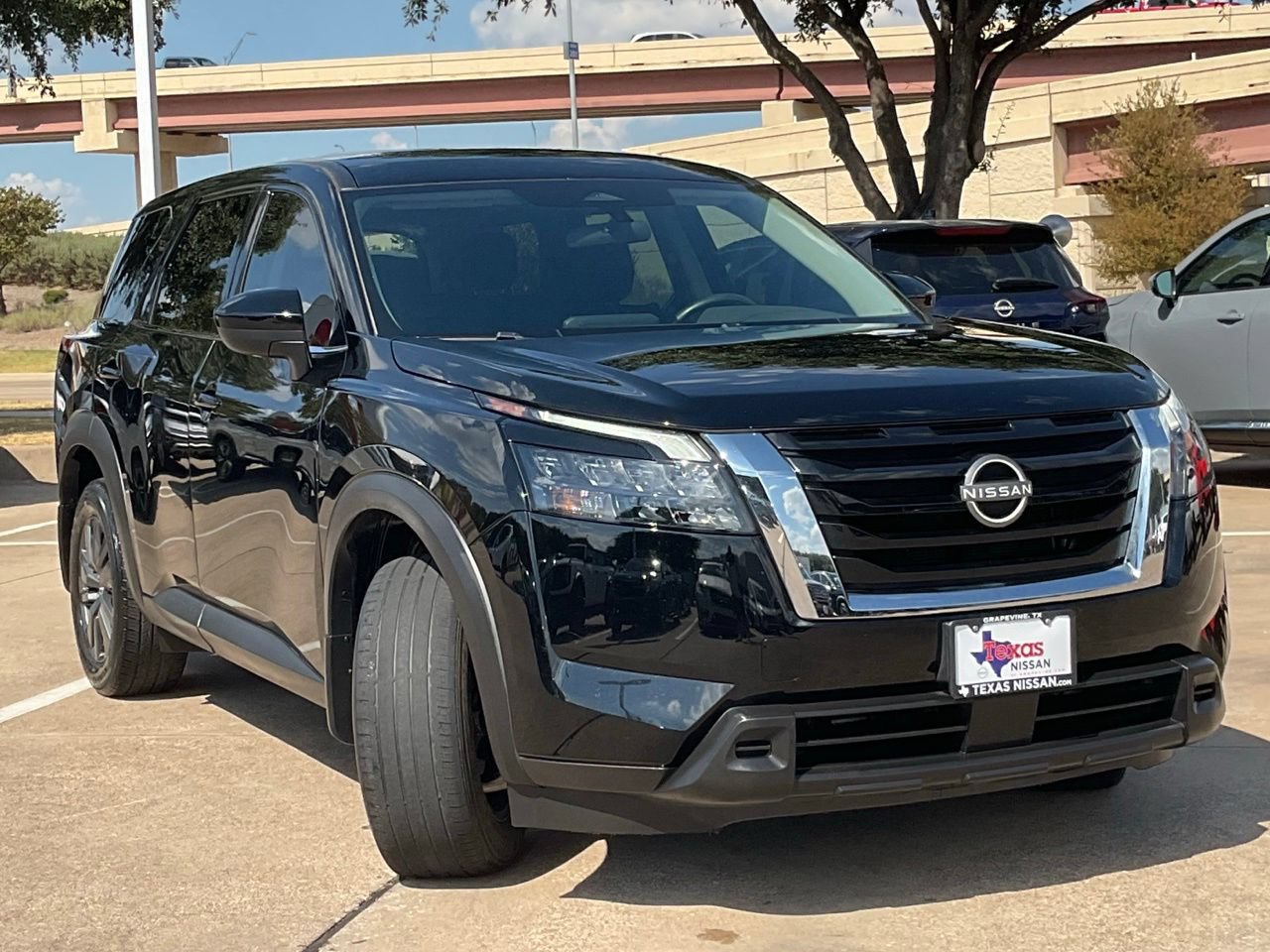 Used 2024 Nissan Pathfinder S FWD image 3