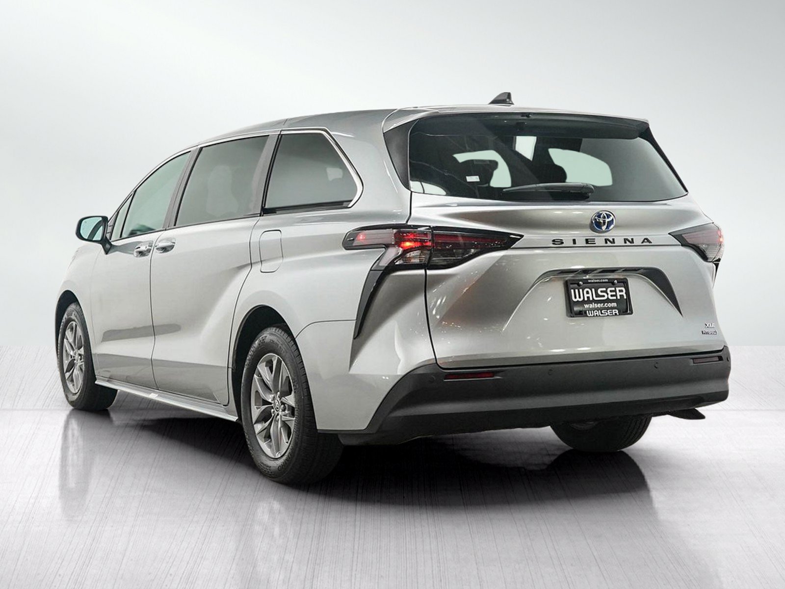 Used 2024 Toyota Sienna XLE FWD image 3
