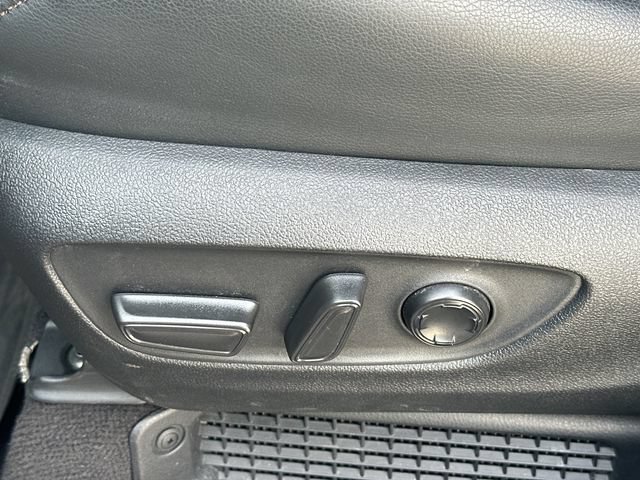 Used 2025 Toyota Sienna Limited FWD image 18