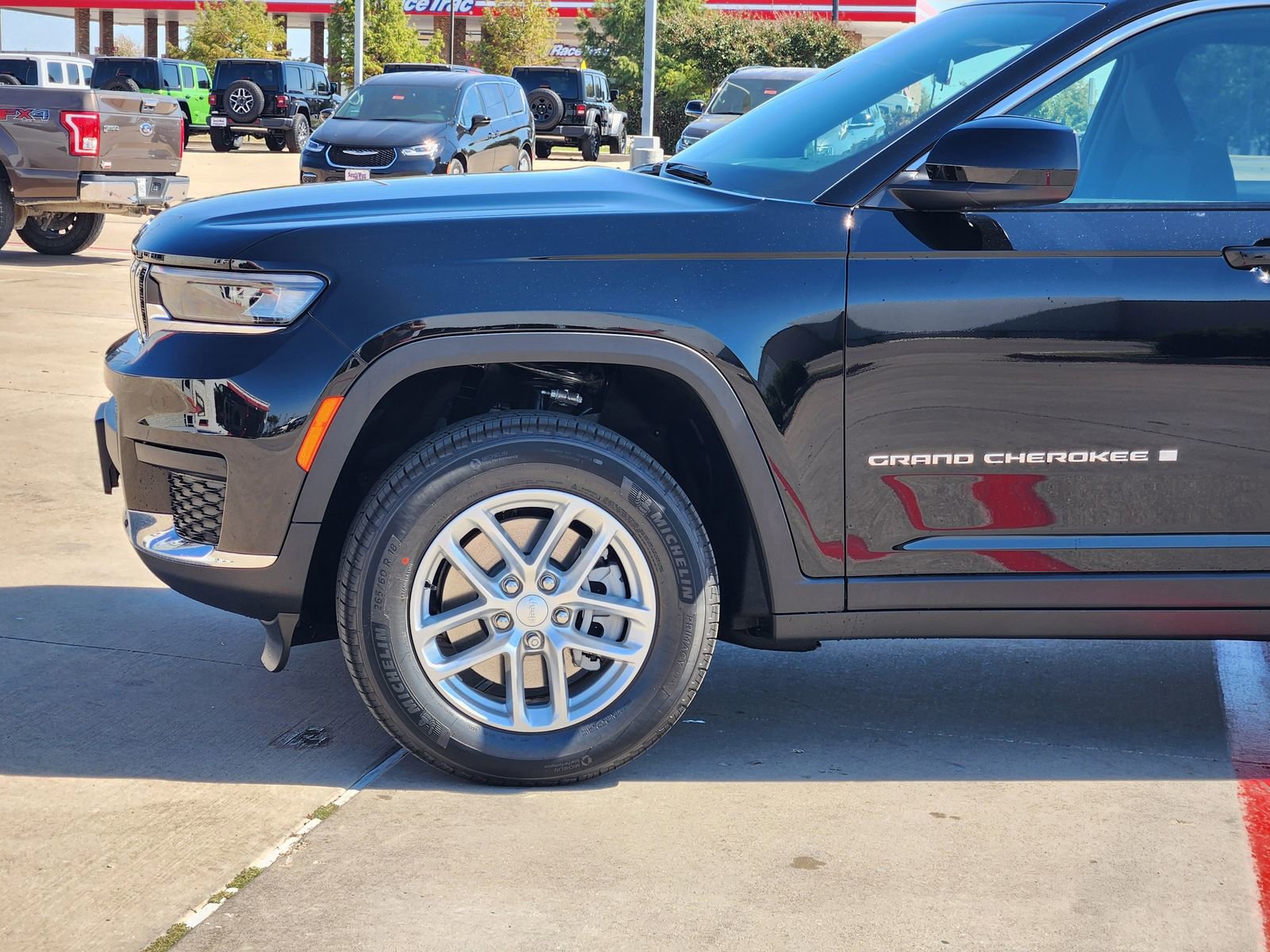 New 2025 Jeep Grand Cherokee L Laredo image 10