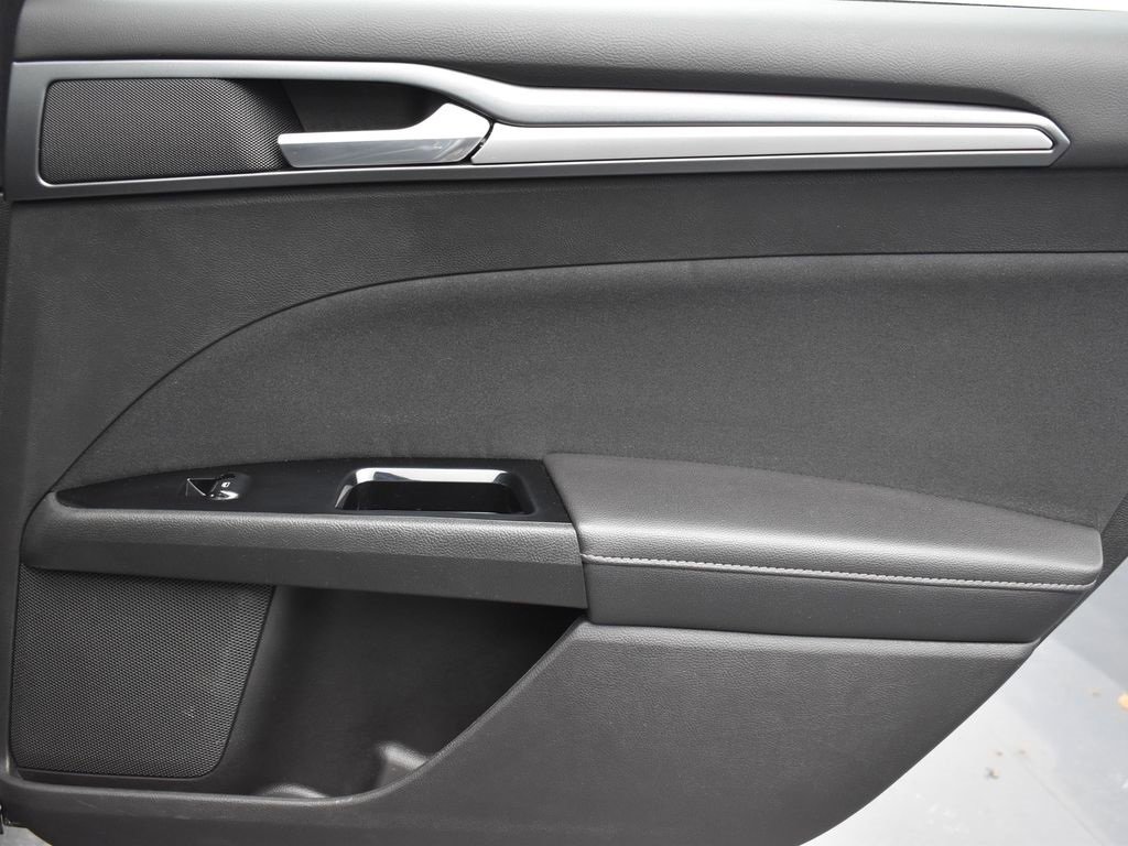 Used 2016 Ford Fusion SE image 25