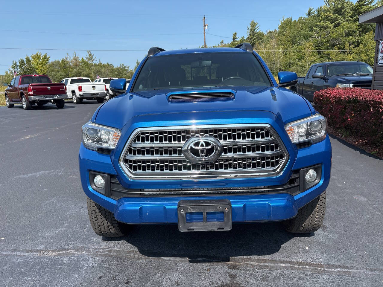 Used 2017 Toyota Tacoma TRD Sport image 3