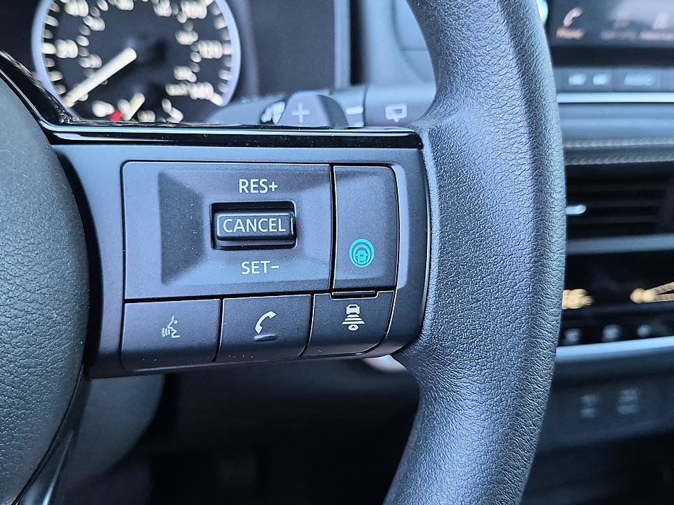 Used 2023 Nissan Rogue SV FWD image 18