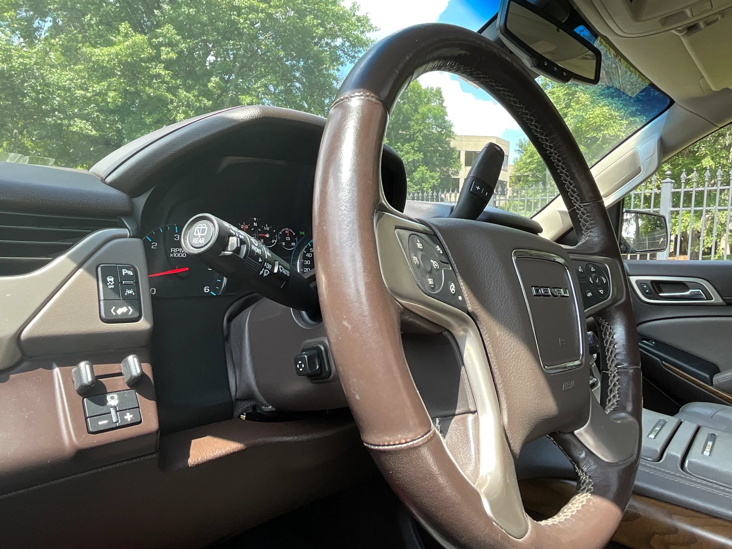Used 2020 GMC Yukon Denali w/ Open Road Package RWD image 28