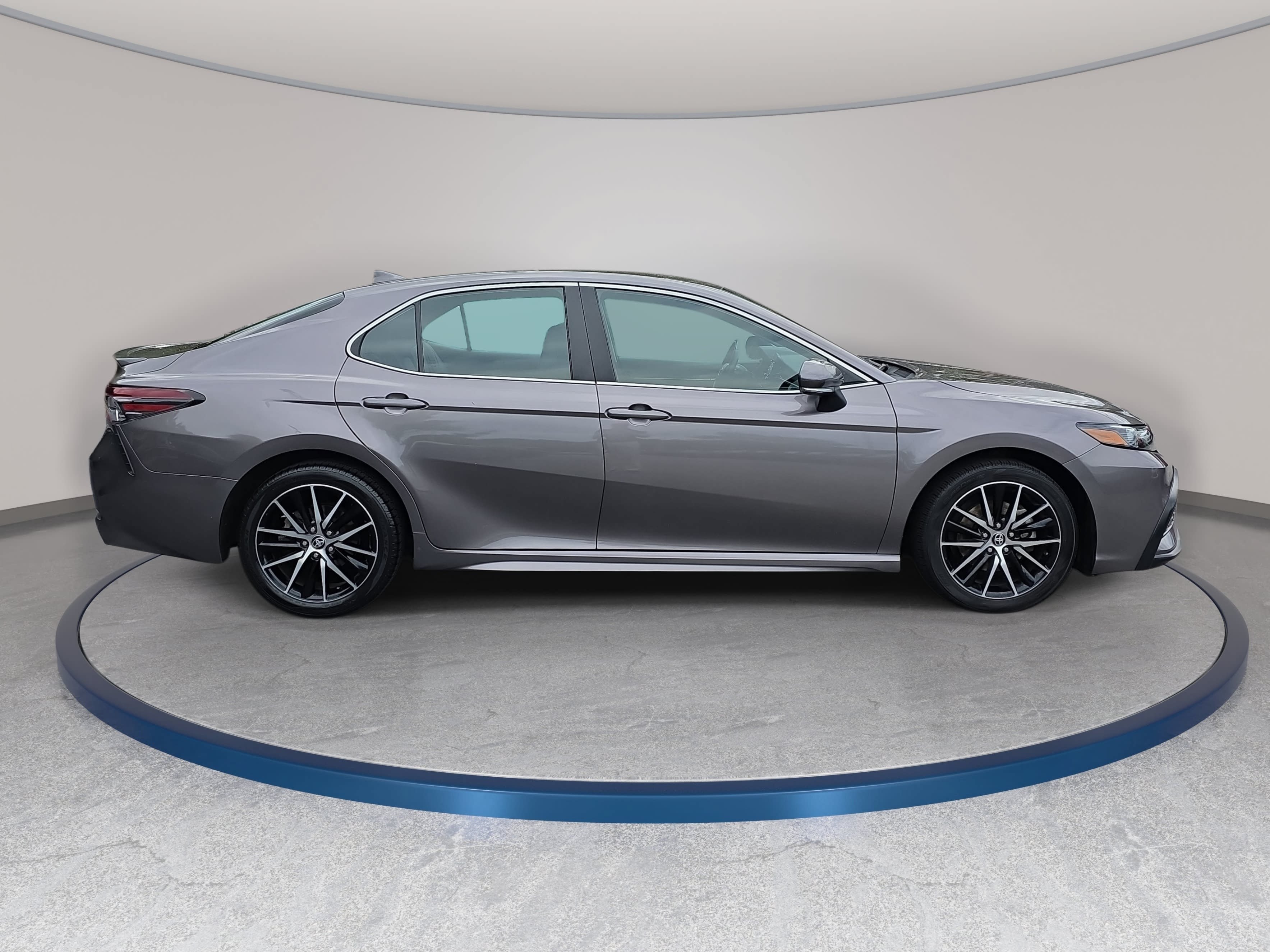 Used 2024 Toyota Camry SE FWD image 4