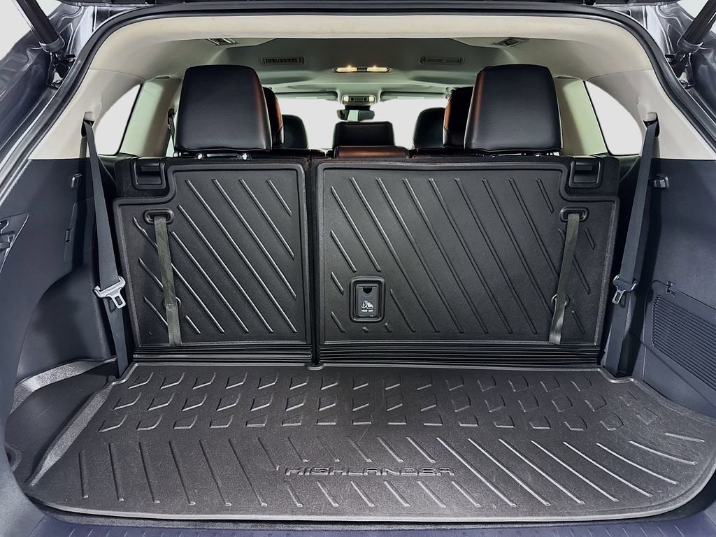 Used 2021 Toyota Highlander XLE image 31