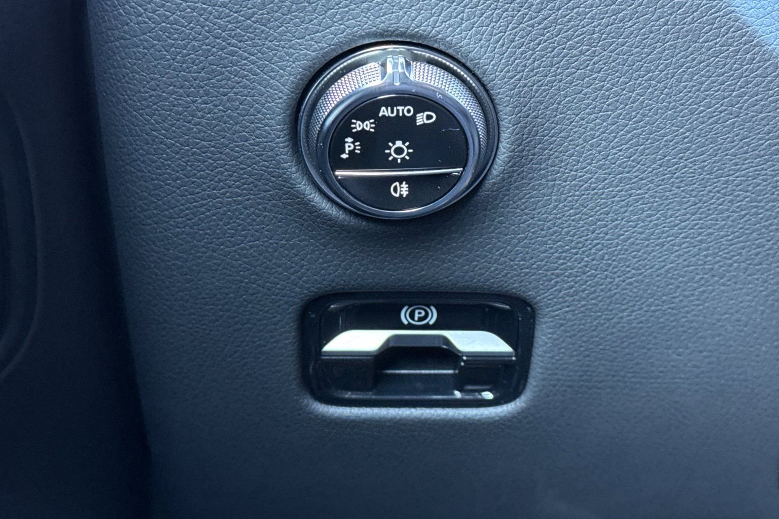 Certified 2025 Mercedes-Benz GLC 300 image 31