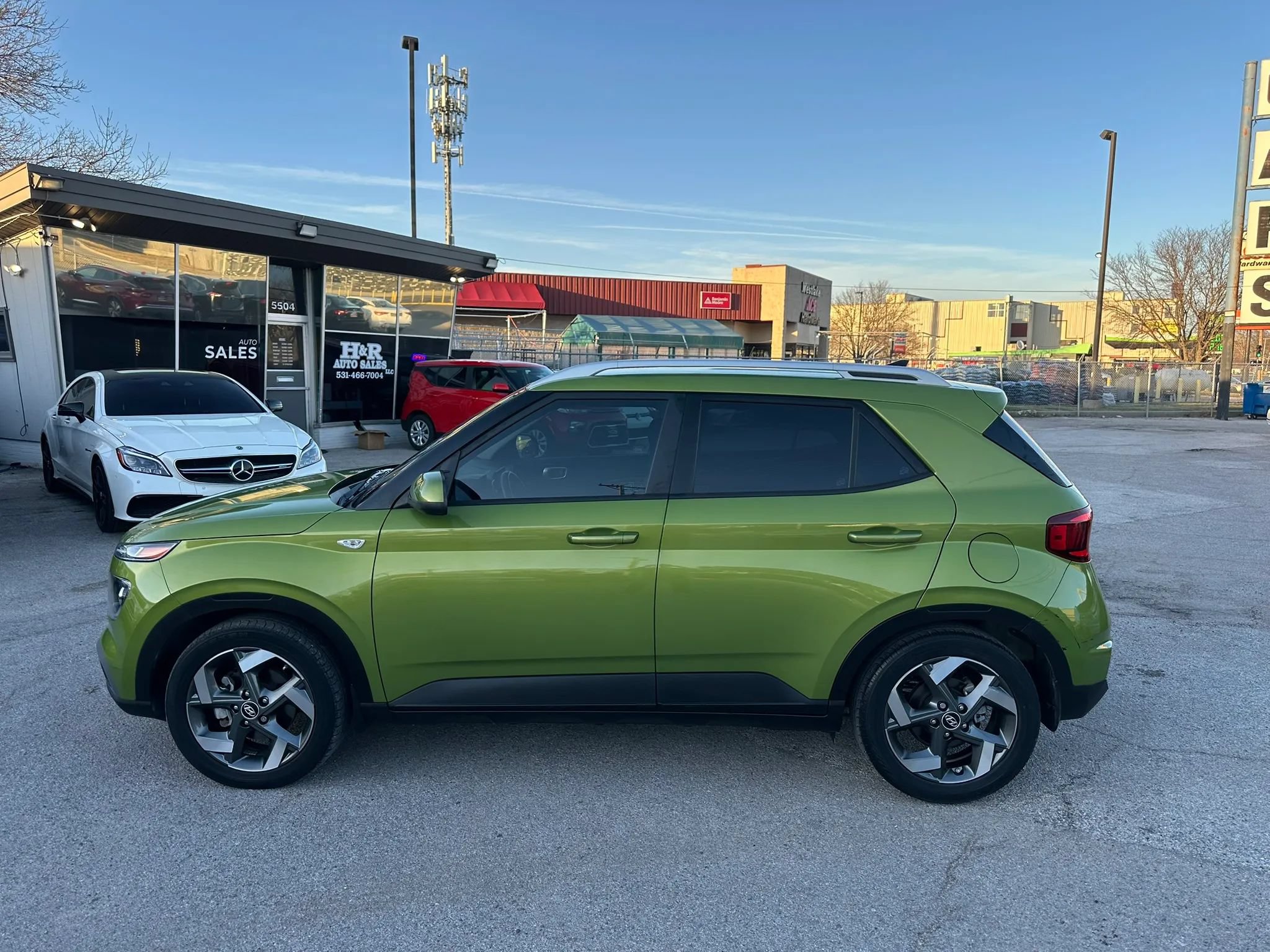 Used 2021 Hyundai Venue SEL FWD image 2
