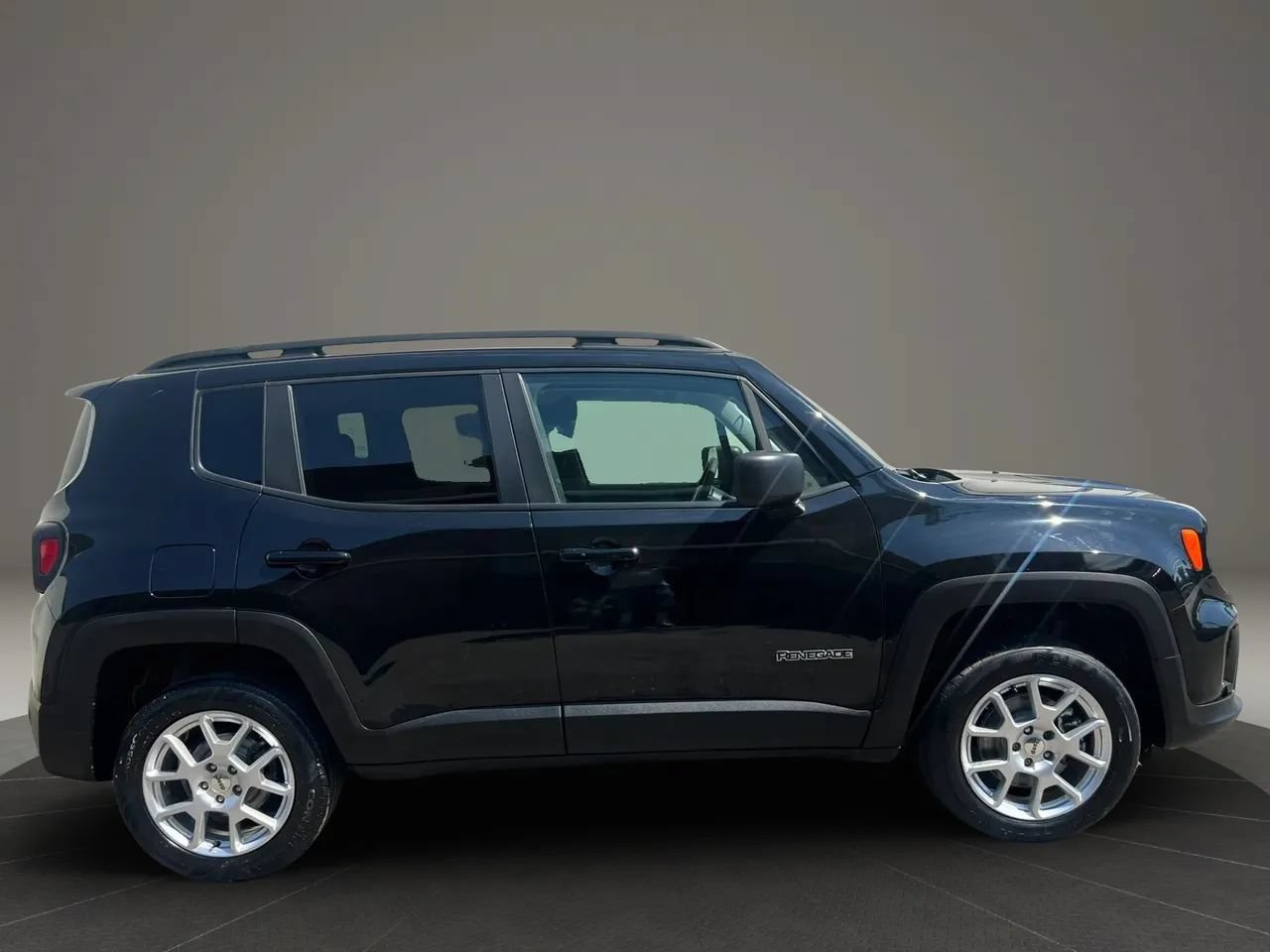 Used 2022 Jeep Renegade Latitude AWD/4WD image 4