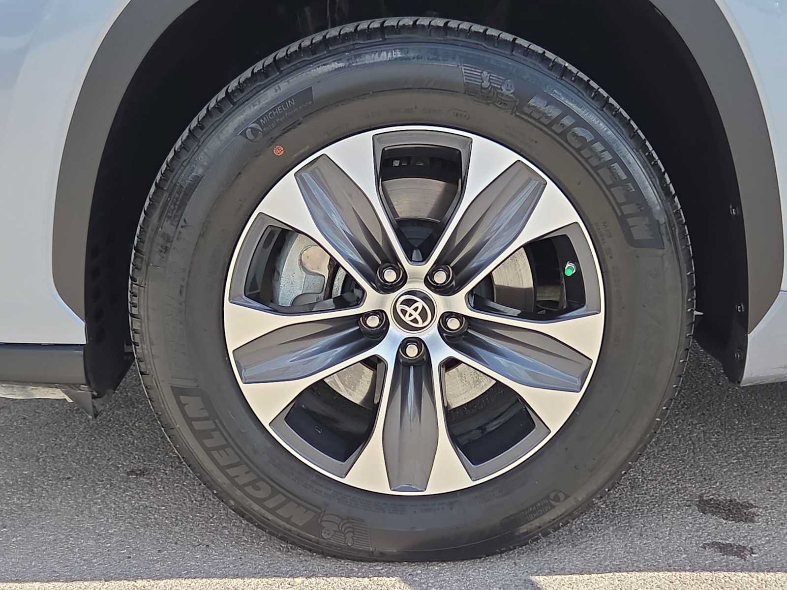 Used 2024 Toyota Highlander XLE FWD image 12