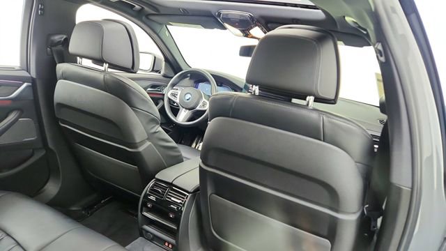 Used 2022 BMW 530e xDrive 530e iPerformance w/ Executive Package image 28