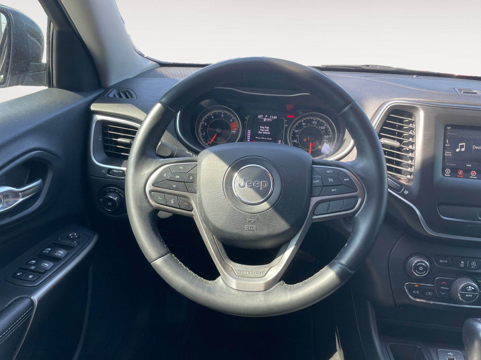 Used 2019 Jeep Cherokee Latitude Plus w/ Comfort/Convenience Group image 9