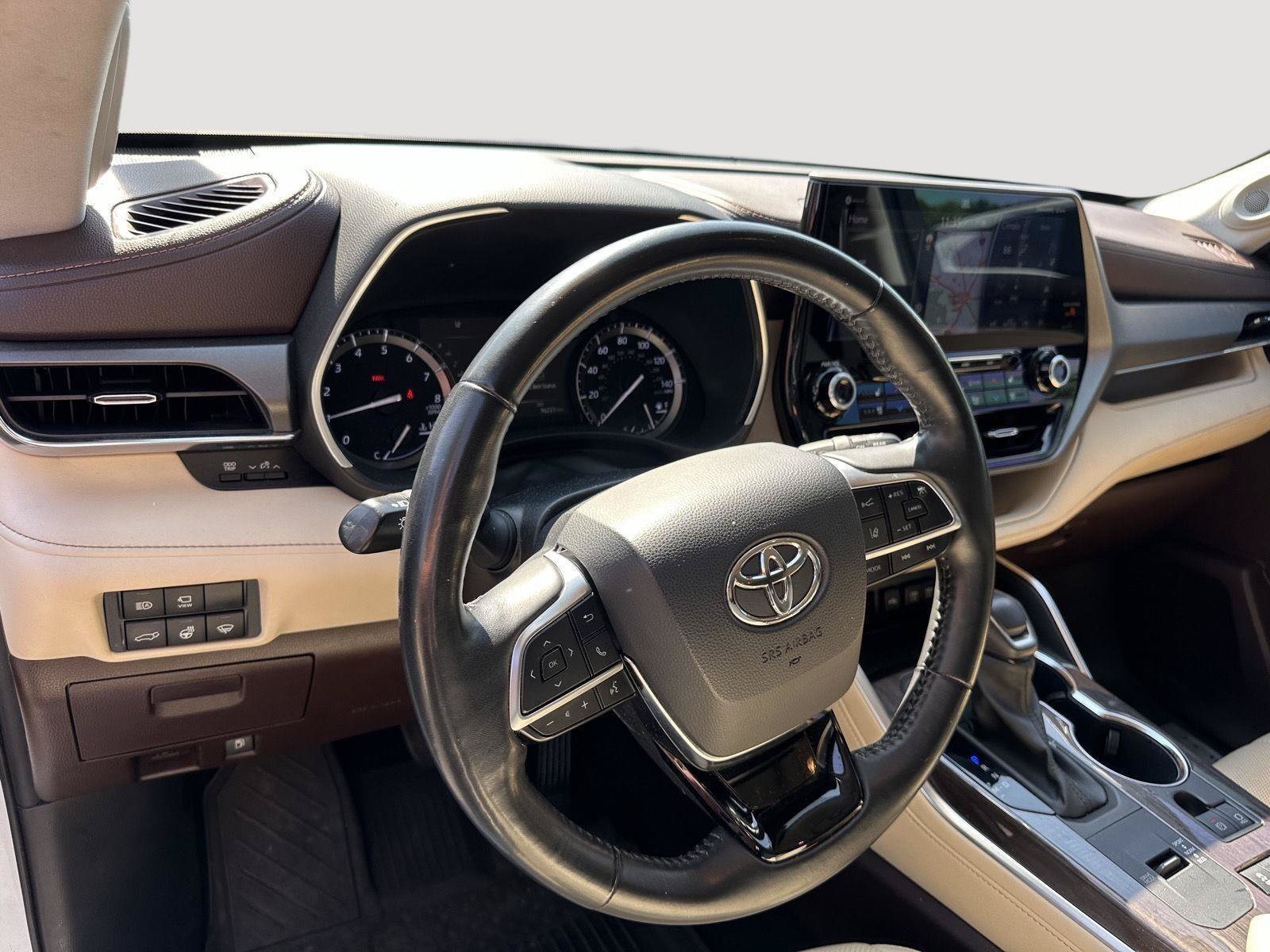 Used 2021 Toyota Highlander Limited FWD image 26