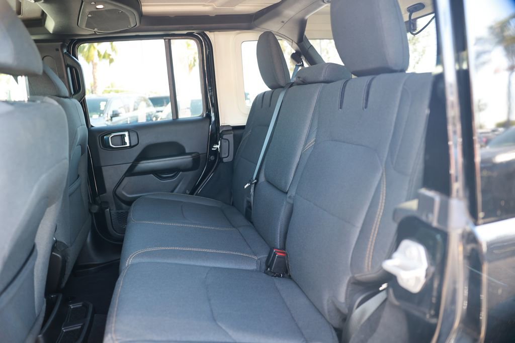 Used 2025 Jeep Wrangler Unlimited Sahara w/ Safety Group AWD/4WD image 33
