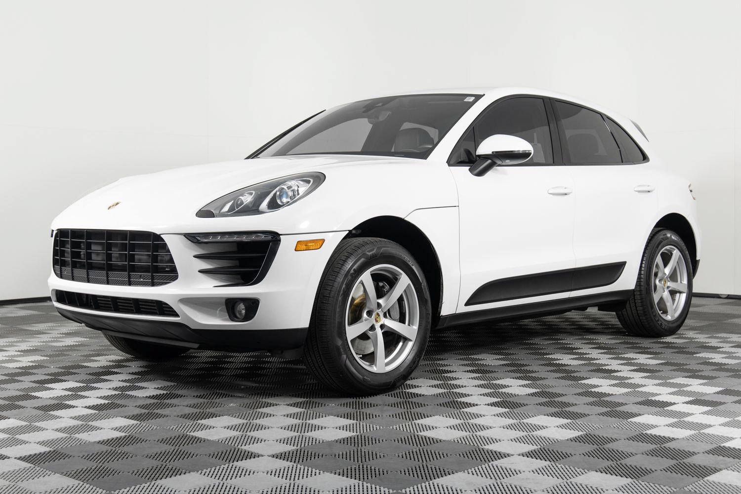 Used 2018 Porsche Macan AWD/4WD image 1