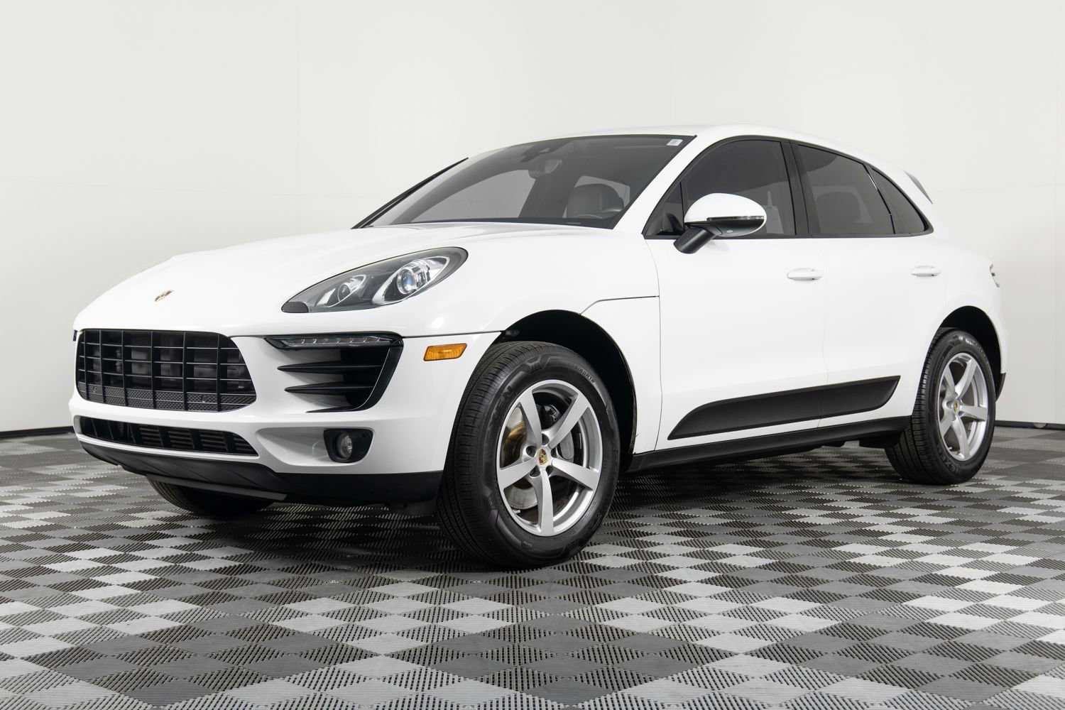 Used 2018 Porsche Macan Sport Edition image 1
