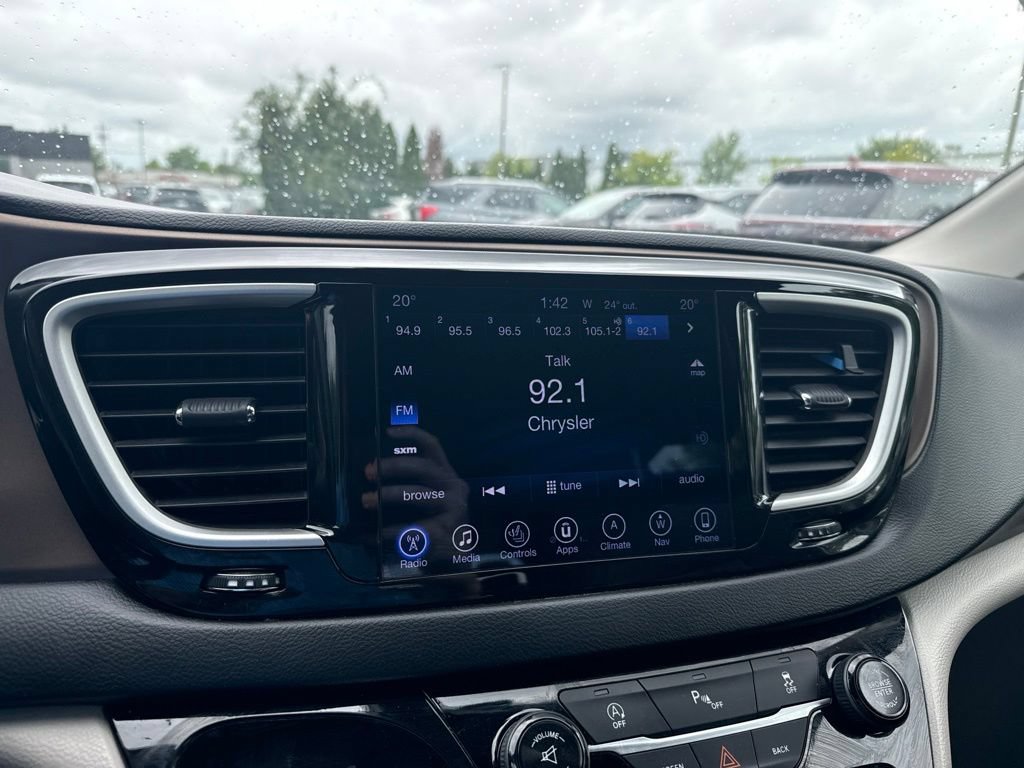 Used 2017 Chrysler Pacifica Touring-L w/ Tire & Wheel Group FWD image 9