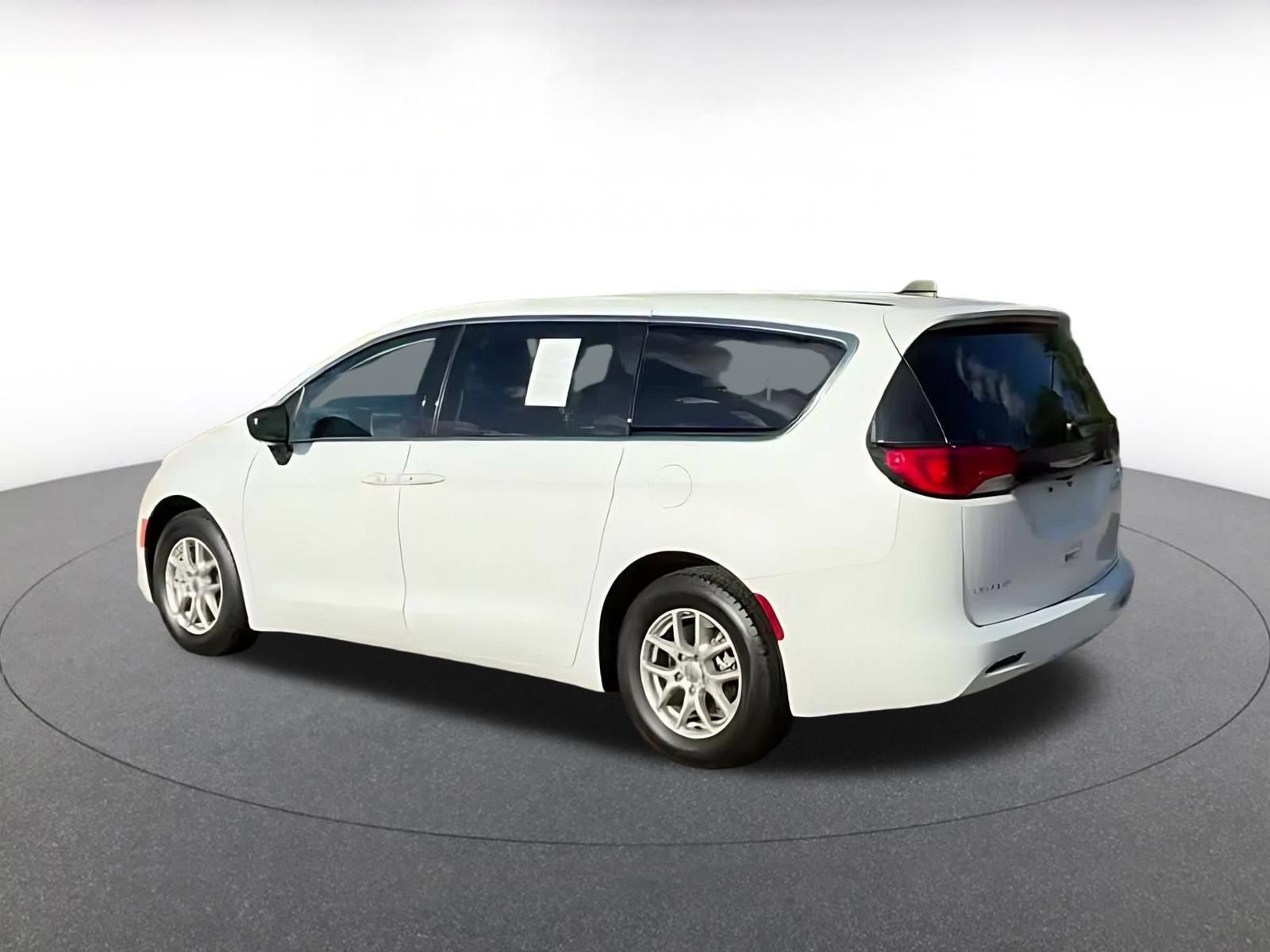 Used 2024 Chrysler Voyager LX FWD image 8