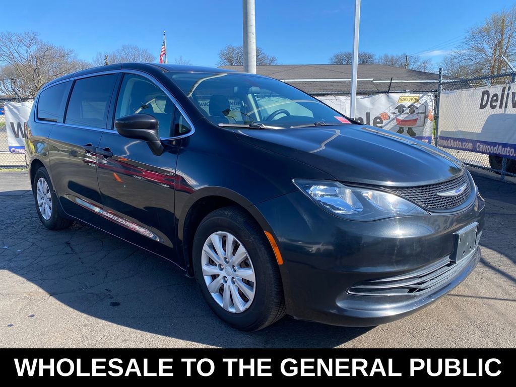 Used 2020 Chrysler Voyager L FWD image 1