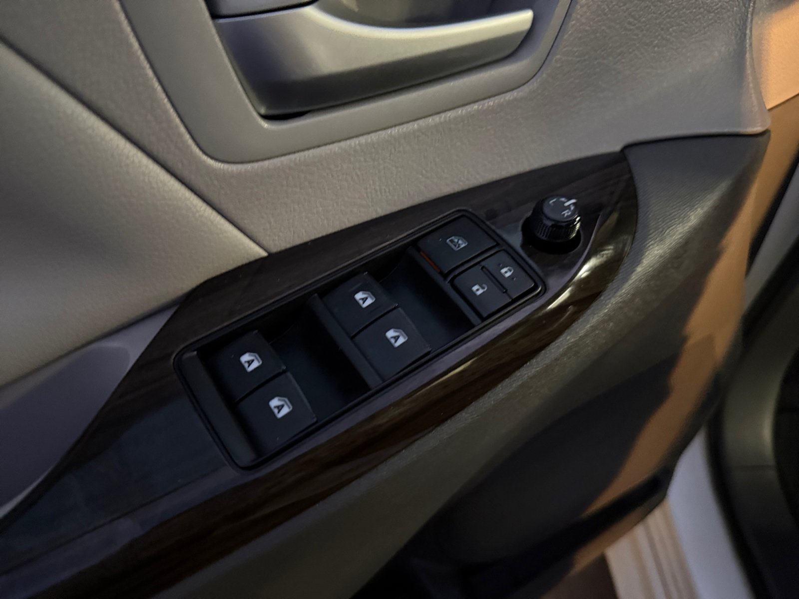 Used 2016 Toyota Sienna XLE FWD image 17