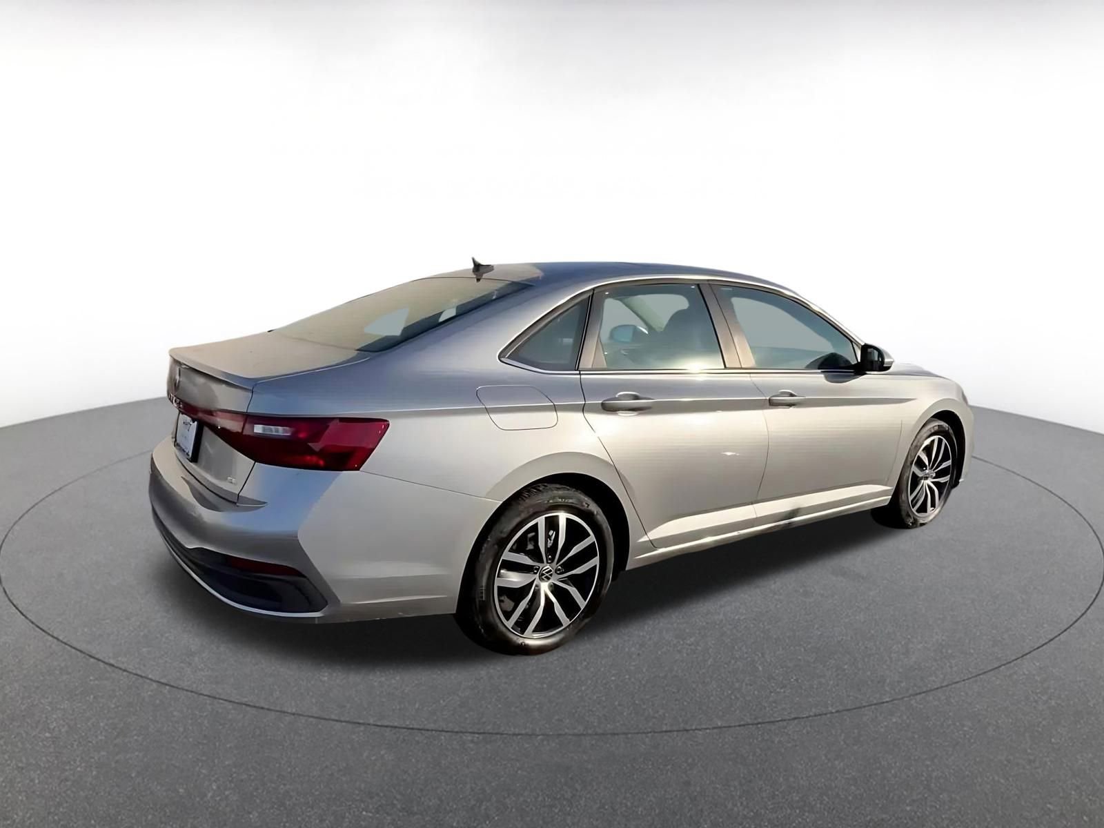 Used 2025 Volkswagen Jetta SE image 13