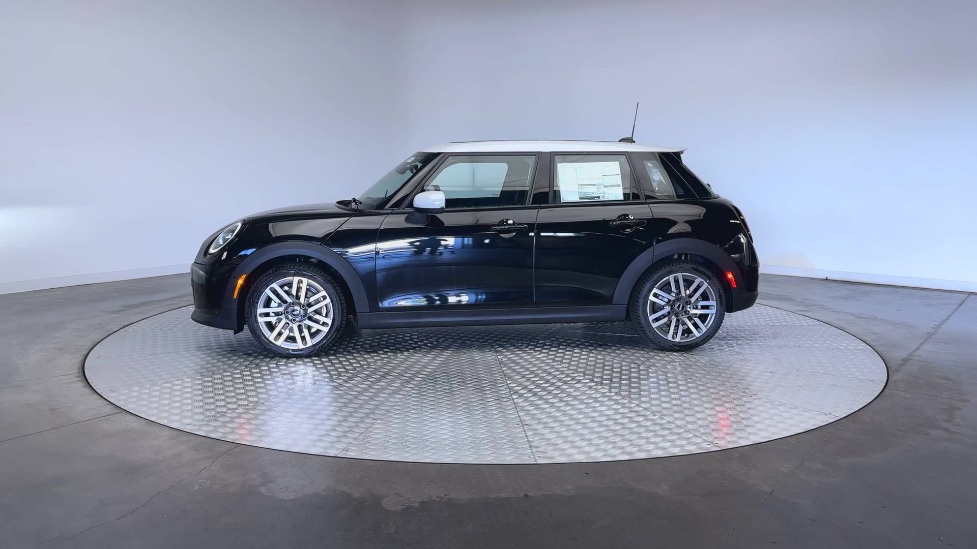 Used 2027 MINI Cooper S FWD image 5