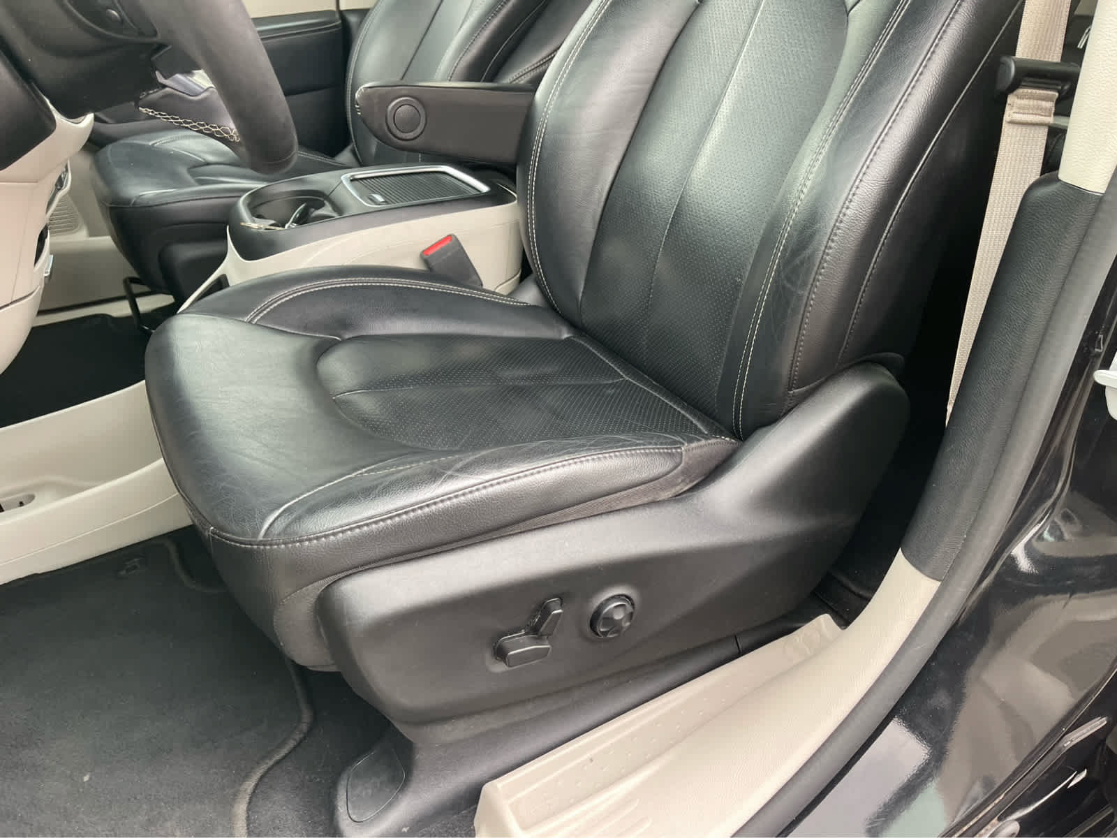 Used 2022 Chrysler Pacifica Touring-L FWD image 13