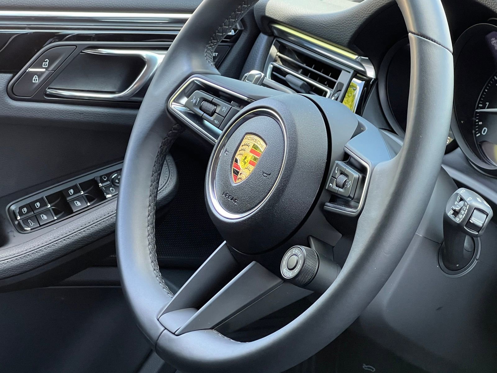 Certified 2025 Porsche Macan AWD/4WD image 24