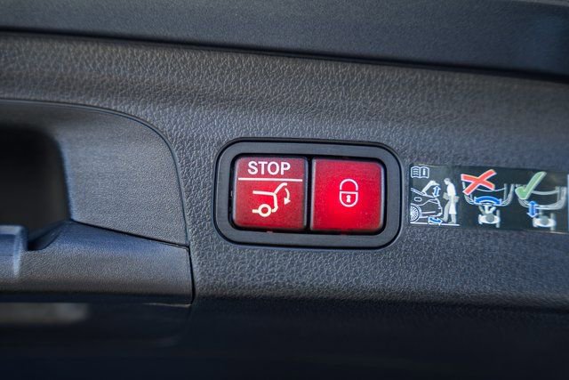 Used 2025 Mercedes-Benz GLE 350 4MATIC image 11