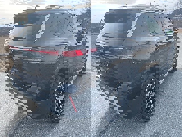 New 2025 Volkswagen Tiguan SE image 3