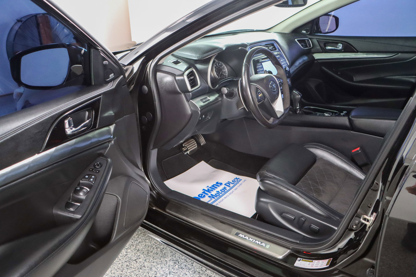 Used 2017 Nissan Maxima SR w/ Midnight Edition image 3