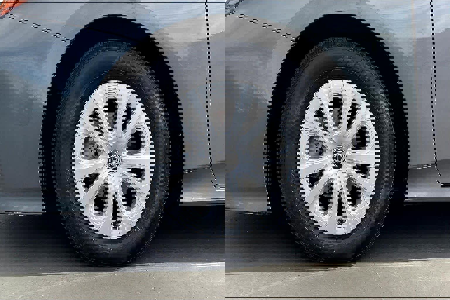 Used 2021 Toyota Prius L Eco image 12