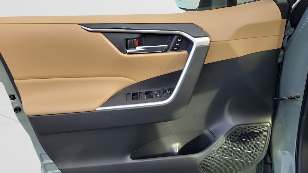 Used 2021 Toyota RAV4 XLE Premium image 16