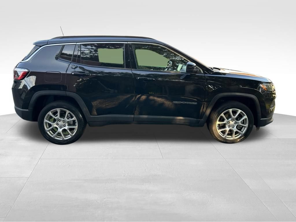 Used 2023 Jeep Compass Latitude w/ Sun and Sound Group AWD/4WD image 8